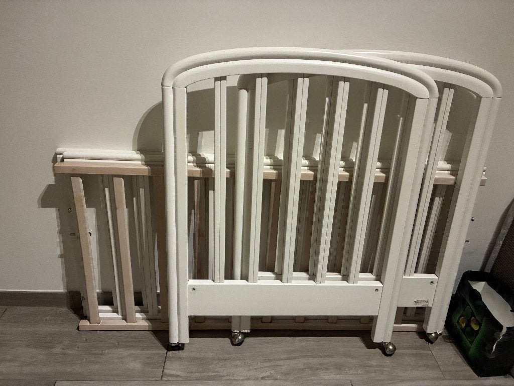 Wit houten babybedje op wielen, Kinderen en Baby's, Ophalen, Gebruikt, Lattenbodem, Minder dan 140 cm