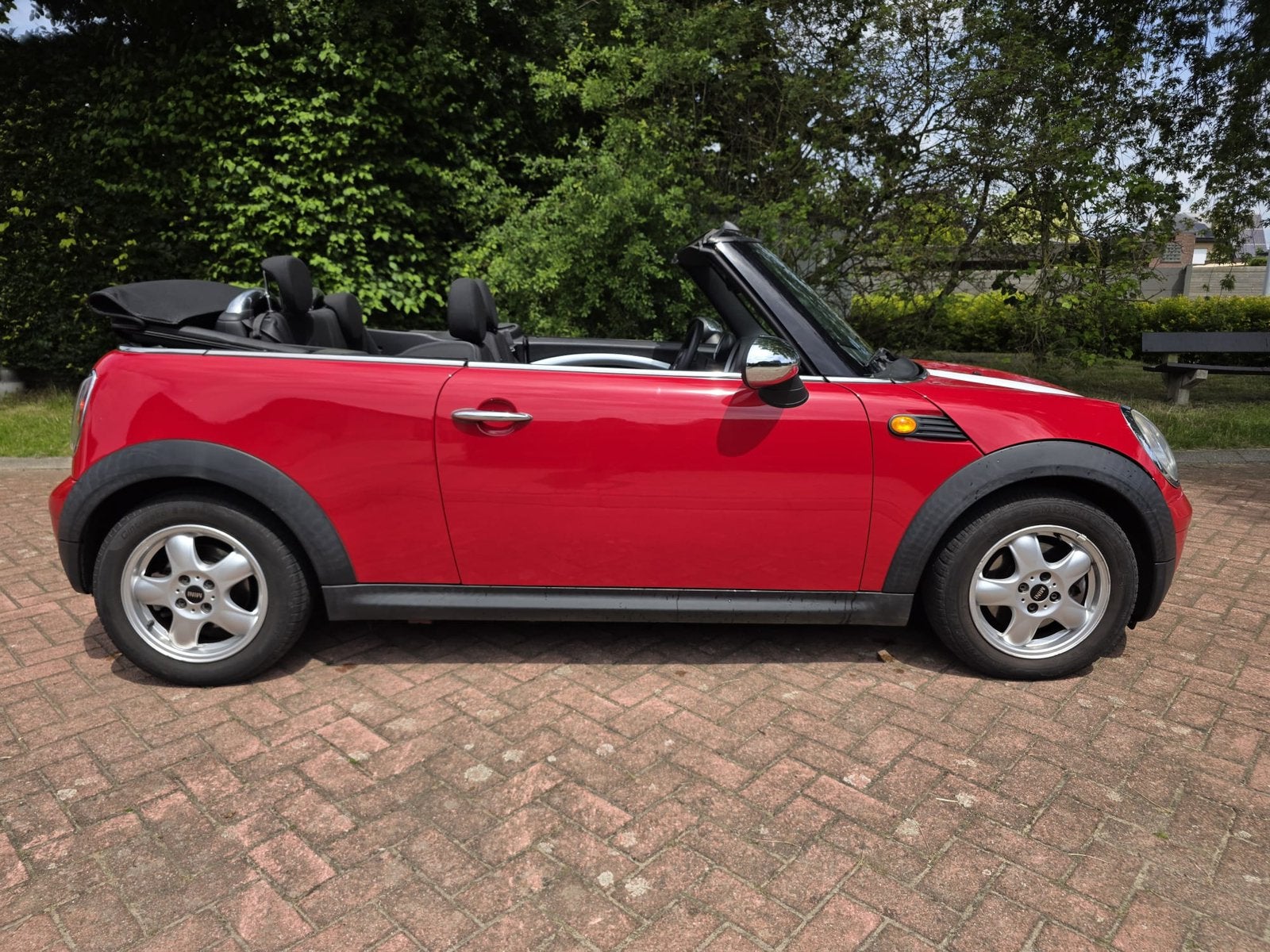 Mini cooper cabriolet 1.6 i 151000 km‼️FUMEE BLEU‼️ euro4, Autos, Rouge, Achat, Cabriolet, Boîte manuelle