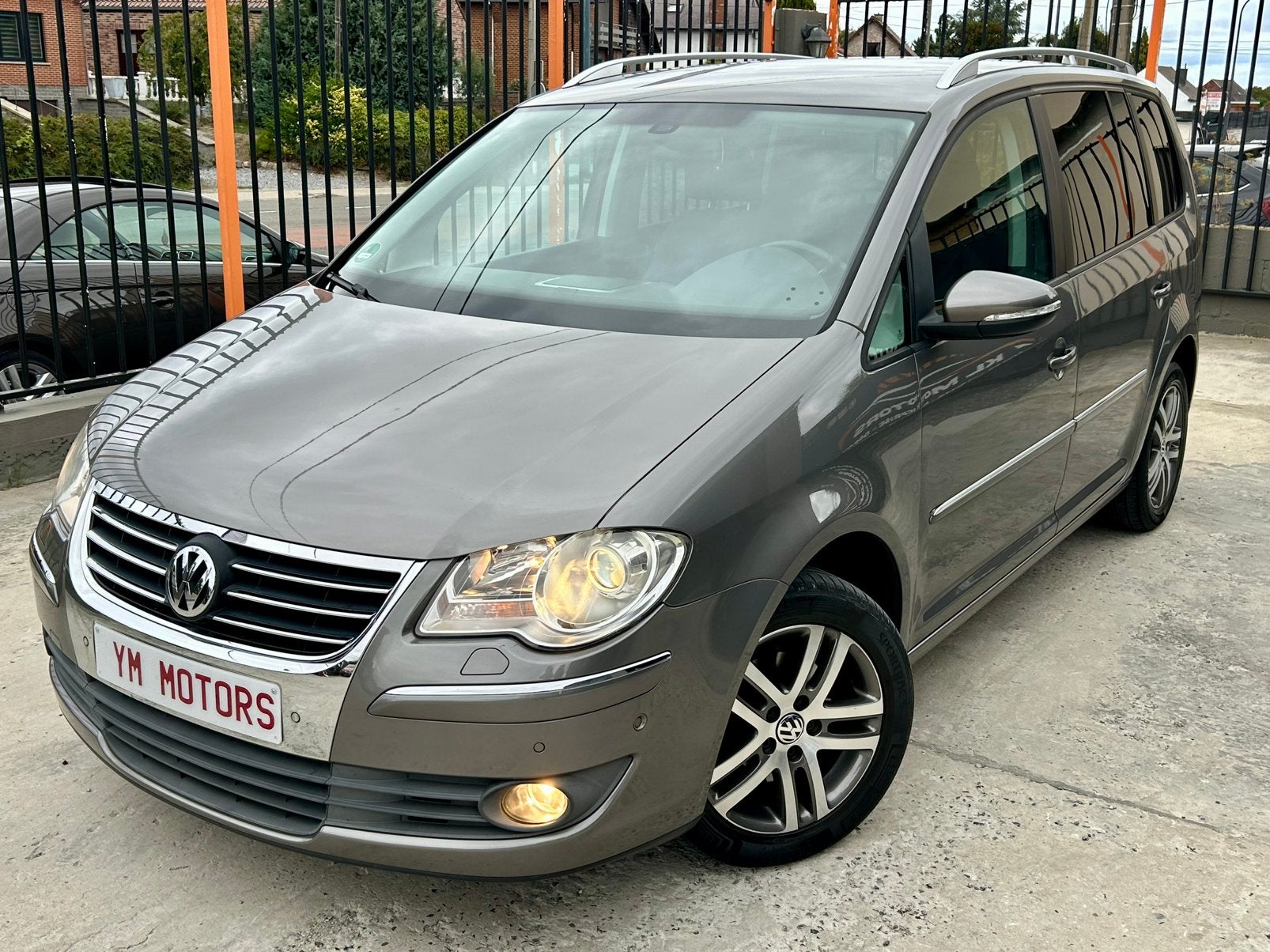 Volkswagen Touran édition higline 130.000km année 2009, Autos, 90 kW, Argent ou Gris, Achat, 139 g/km
