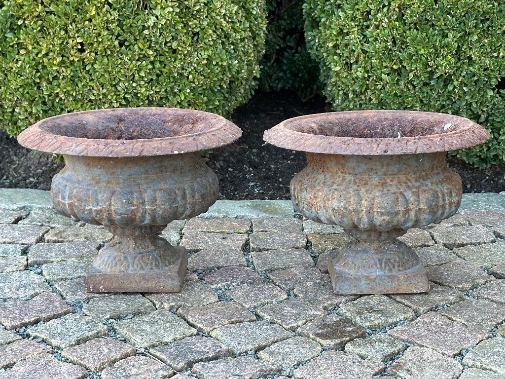 2 gietijzeren tuinvazen - mooie patina - uitstekende staat, Ophalen
