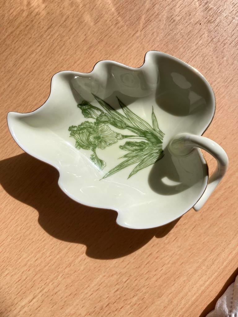 Magnifique plat vintage en porcelaine Hollóházi en Hongrie., Antiquités & Art, Enlèvement ou Envoi