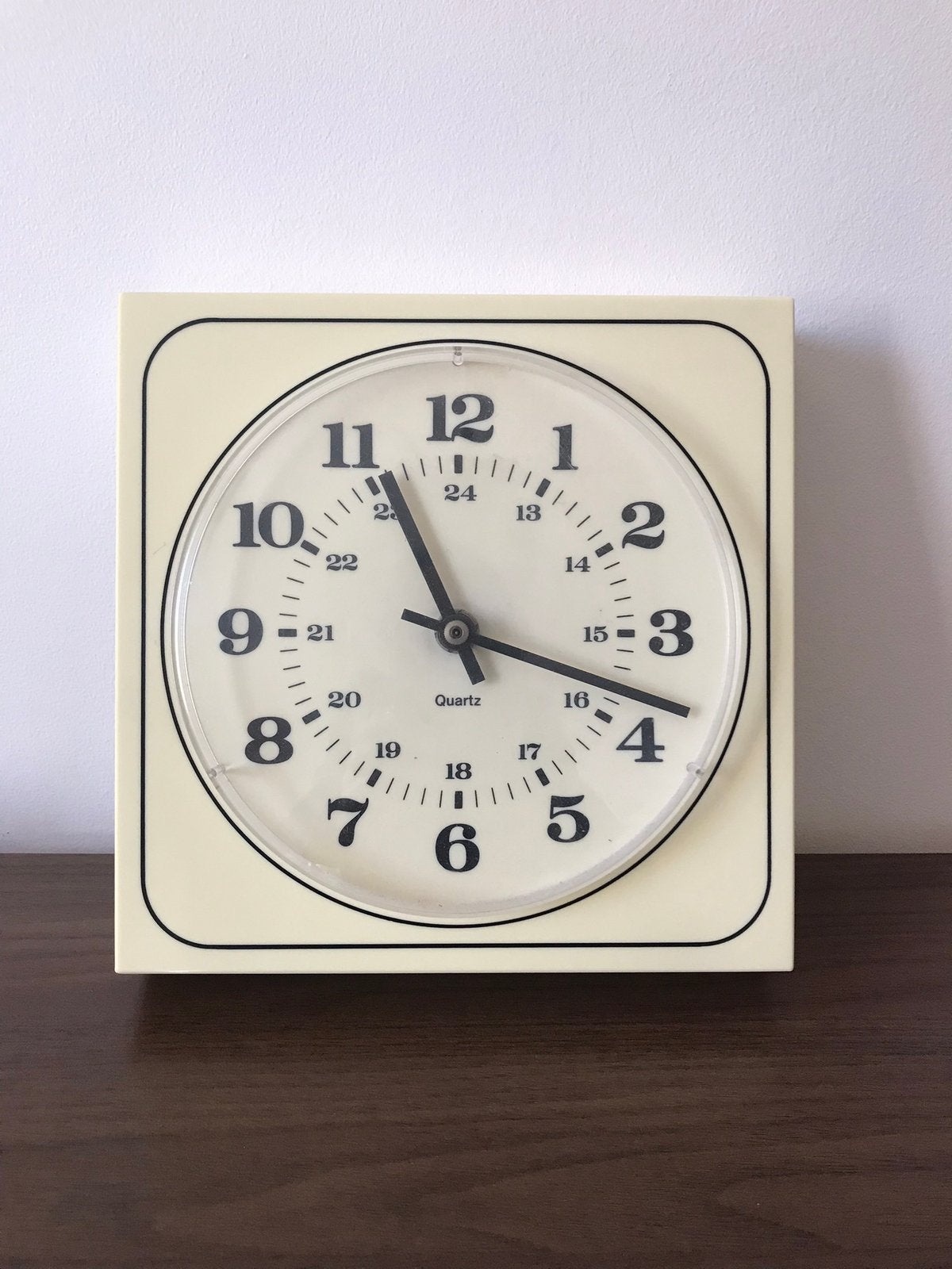 Vintage wandklokje 19,5 cm x 19,5cm, Vintage, Ophalen of Verzenden, Zo goed als nieuw, Wit