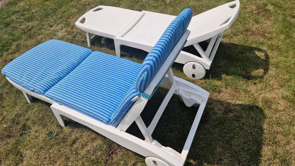 Ligbedden 2 stuks met 2 kussens, Tuin en Terras, Ophalen, Zo goed als nieuw, Plastic, Verstelbaar