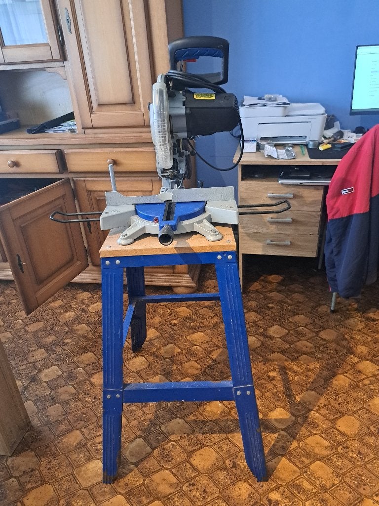 Cirkelzaag en verstrekzaag met vast onderstel powerplus, Doe-het-zelf en Bouw, Gereedschap | Zaagmachines, Ophalen, Minder dan 30 mm