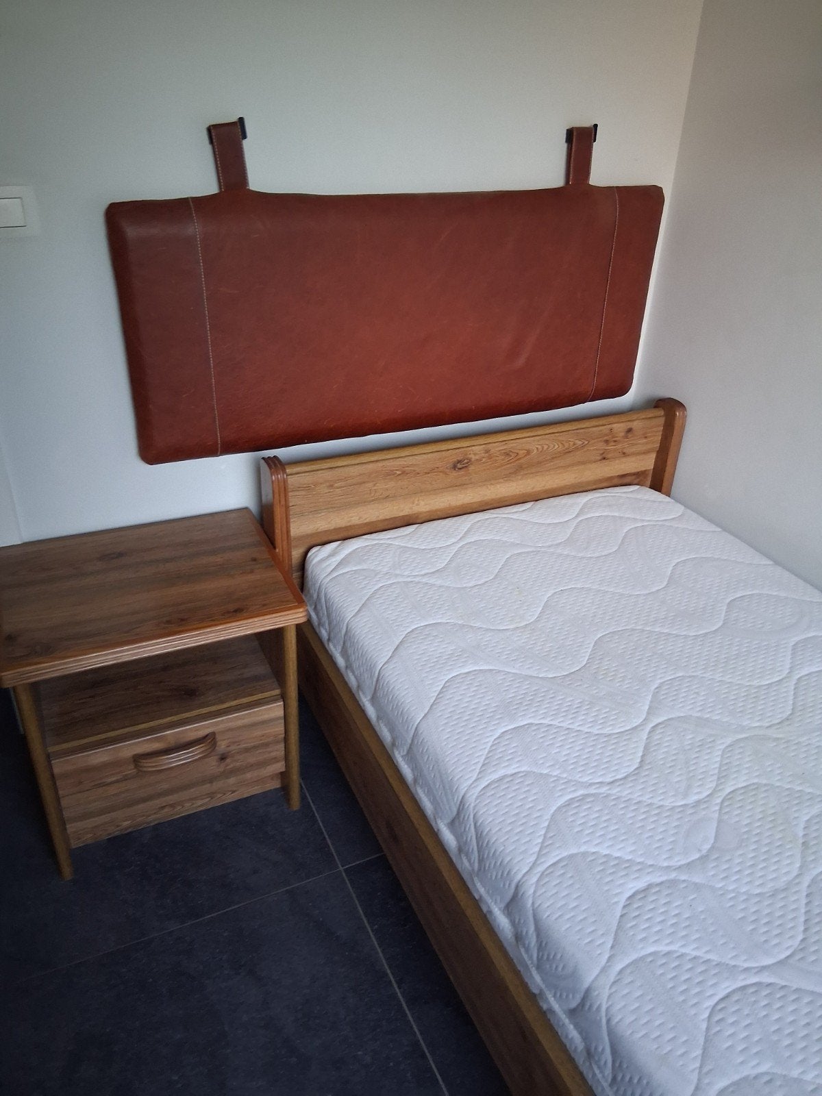 Bed met nachtkastje, lattenbodem en matras, Ophalen of Verzenden
