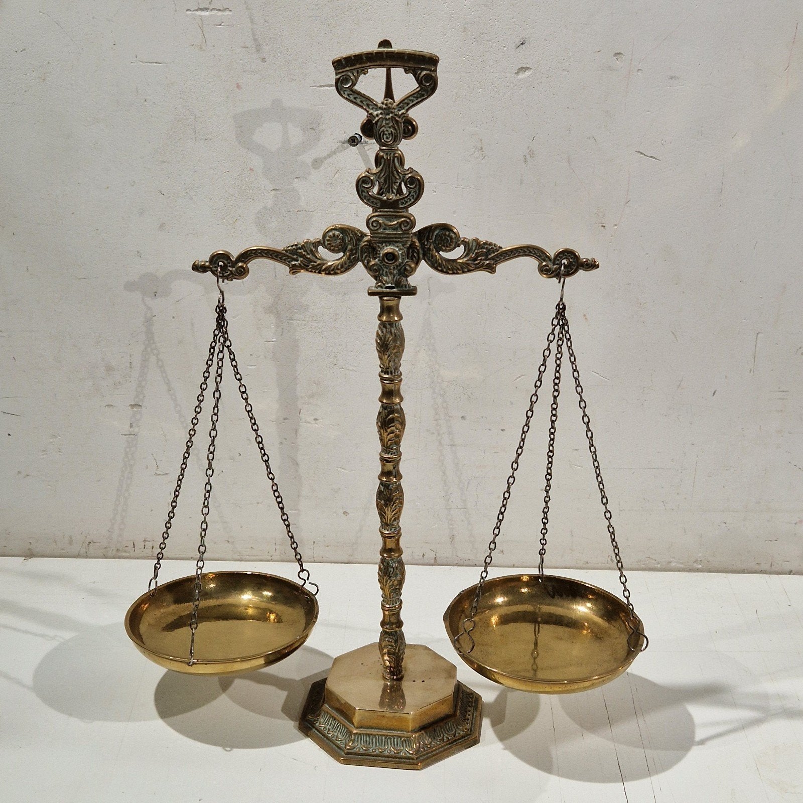 Antieke koperen messing weegschaal ,  48 cm hoog, Antiquités & Art, Antiquités | Bronze & Cuivre, Enlèvement ou Envoi