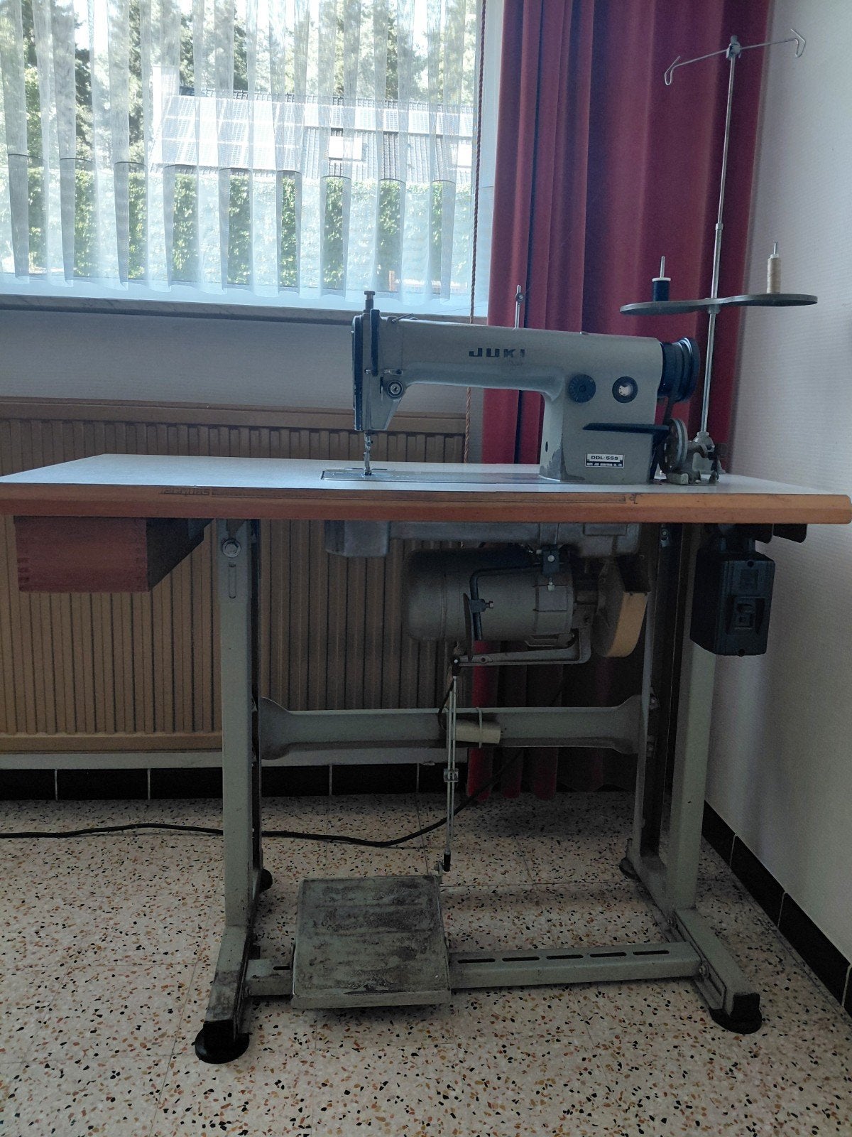 Industrieel naaimachine in tafel JUKI DDL-555, Enlèvement, Machine à coudre, Industrie