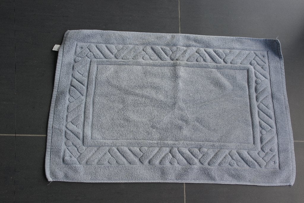 badmat in grijze badstof 70 cm x 46 cm, Huis en Inrichting, Ophalen of Verzenden, Zo goed als nieuw, Grijs, Badmat