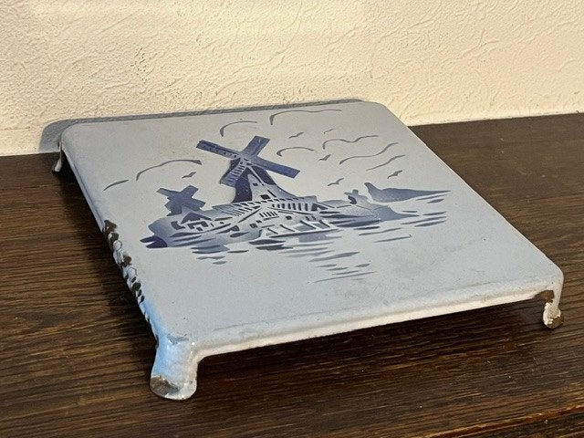 Geëmailleerde onderzetter wit met delfs blauw molen motief, Antiek en Kunst, Ophalen