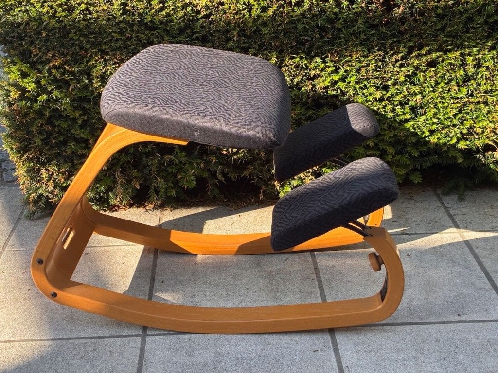 Stokke kniestoel, Ophalen, Gebruikt, Blauw, Hout