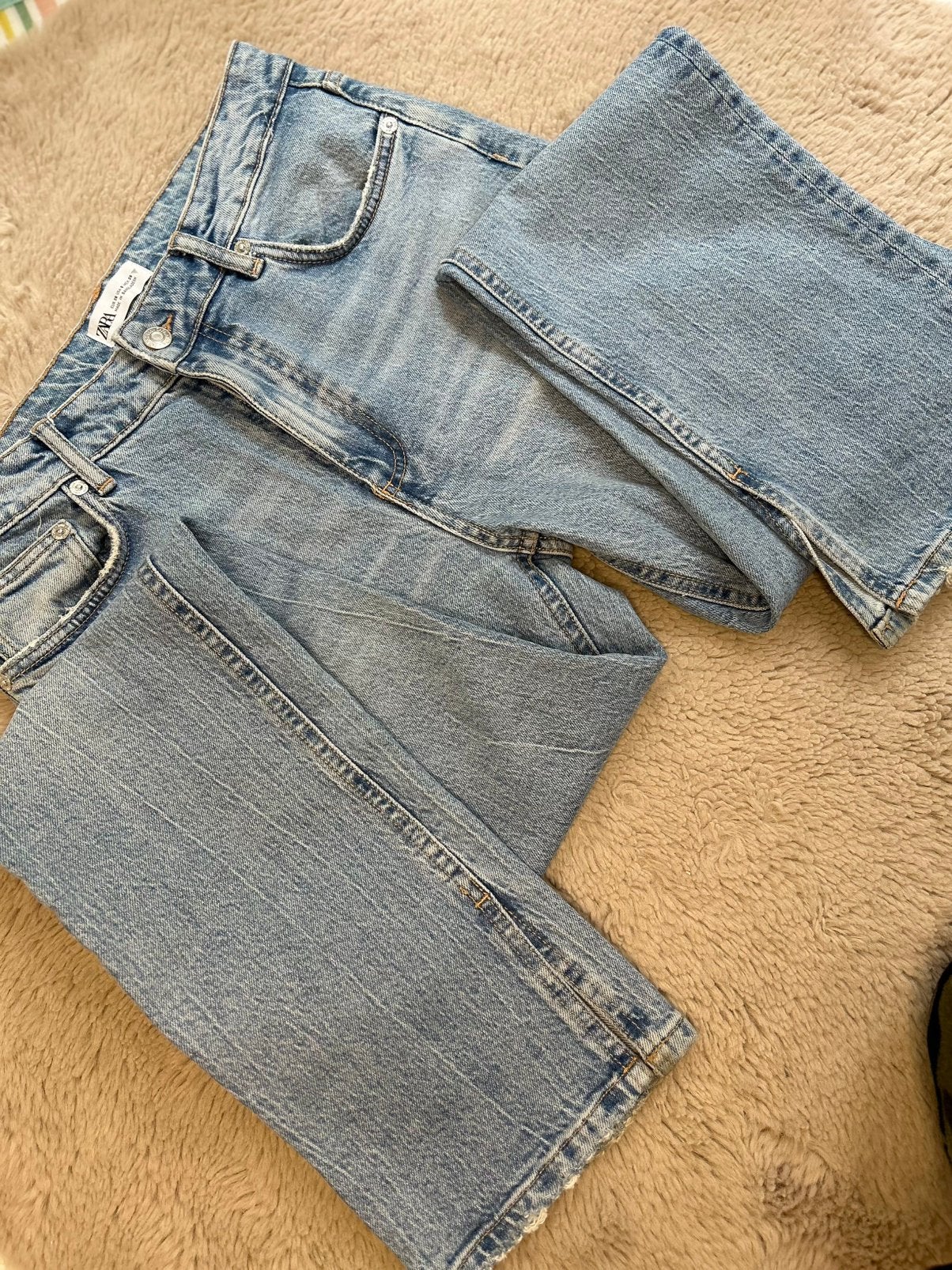 Jean ZARA avec fentes en bas, Kleding | Dames, Spijkerbroeken en Jeans, Verzenden, Zo goed als nieuw, Blauw, W30 - W32 (confectie 38/40)