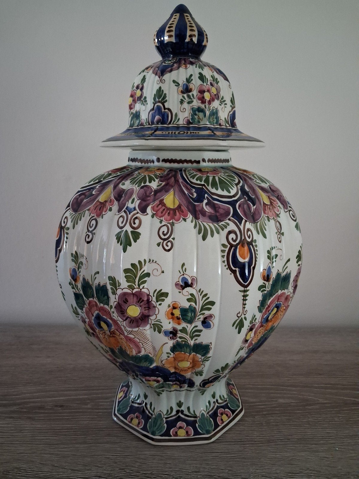 Delfts Polychrome vaas met deksel, Antiek en Kunst, Ophalen of Verzenden