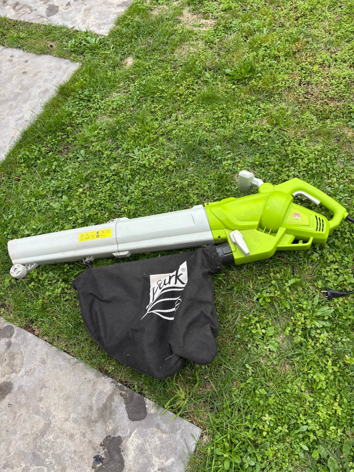 Aspirateur à feuilles et coupe-bordure, Enlèvement