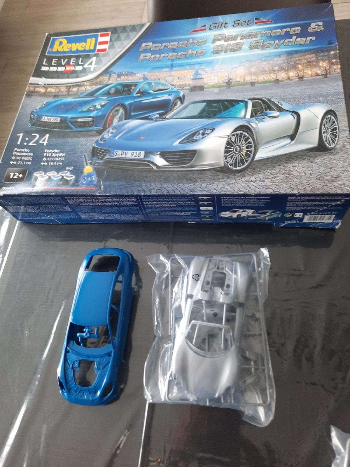 Revell gift set porsche panamera &919 spyder 1/24, Hobby en Vrije tijd, Modelbouw | Auto's en Voertuigen, 1:50 of kleiner, Auto