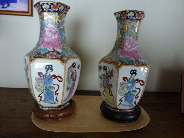 Twee identieke Chinese vazen., Antiek en Kunst, Ophalen