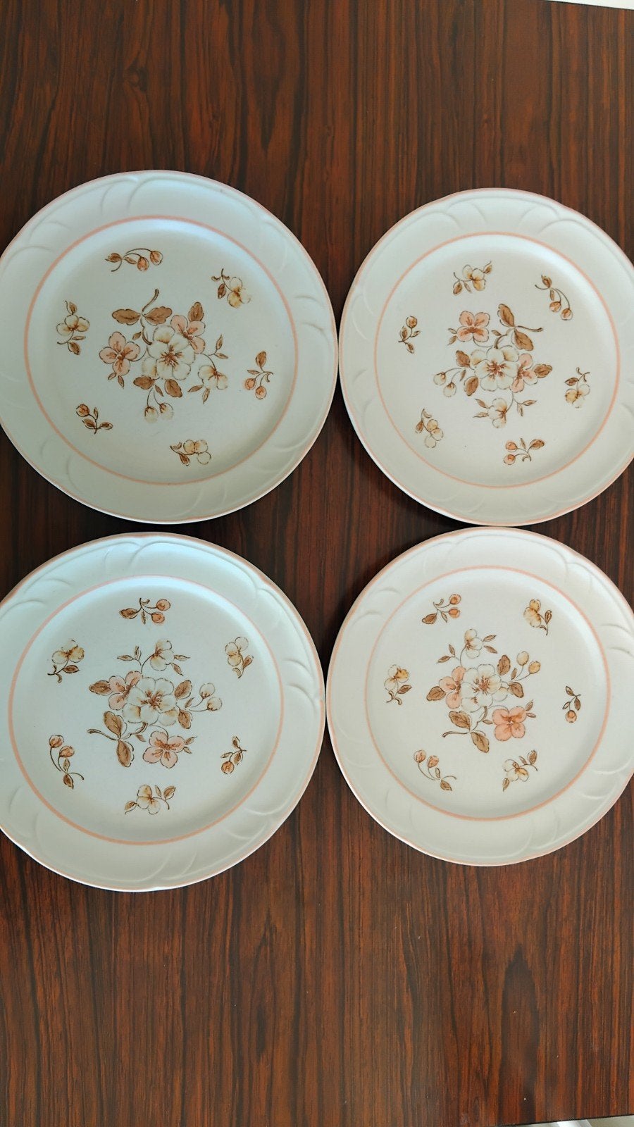 4 ronde borden met kleine zalmbruine bloemen, Klassiek, Ophalen of Verzenden, Zo goed als nieuw, Bord(en)