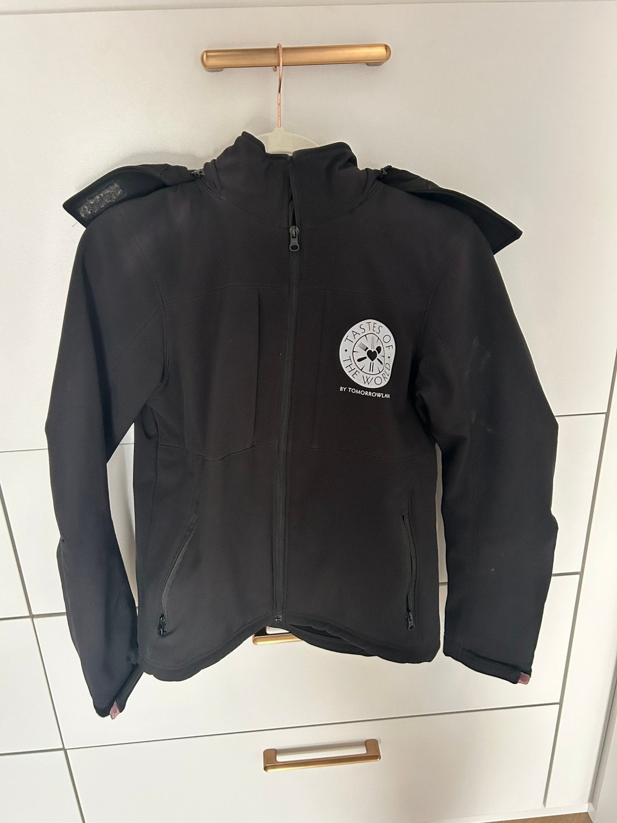 Tomorrowland  regen/wind jas F&B small, Kleding | Heren, Truien en Vesten, Ophalen, Zo goed als nieuw