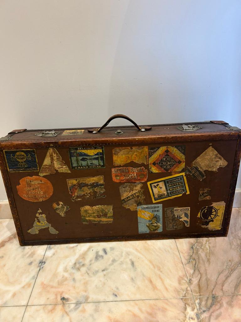 Antieke lederen koffer met reisstickers, Antiek en Kunst, Ophalen