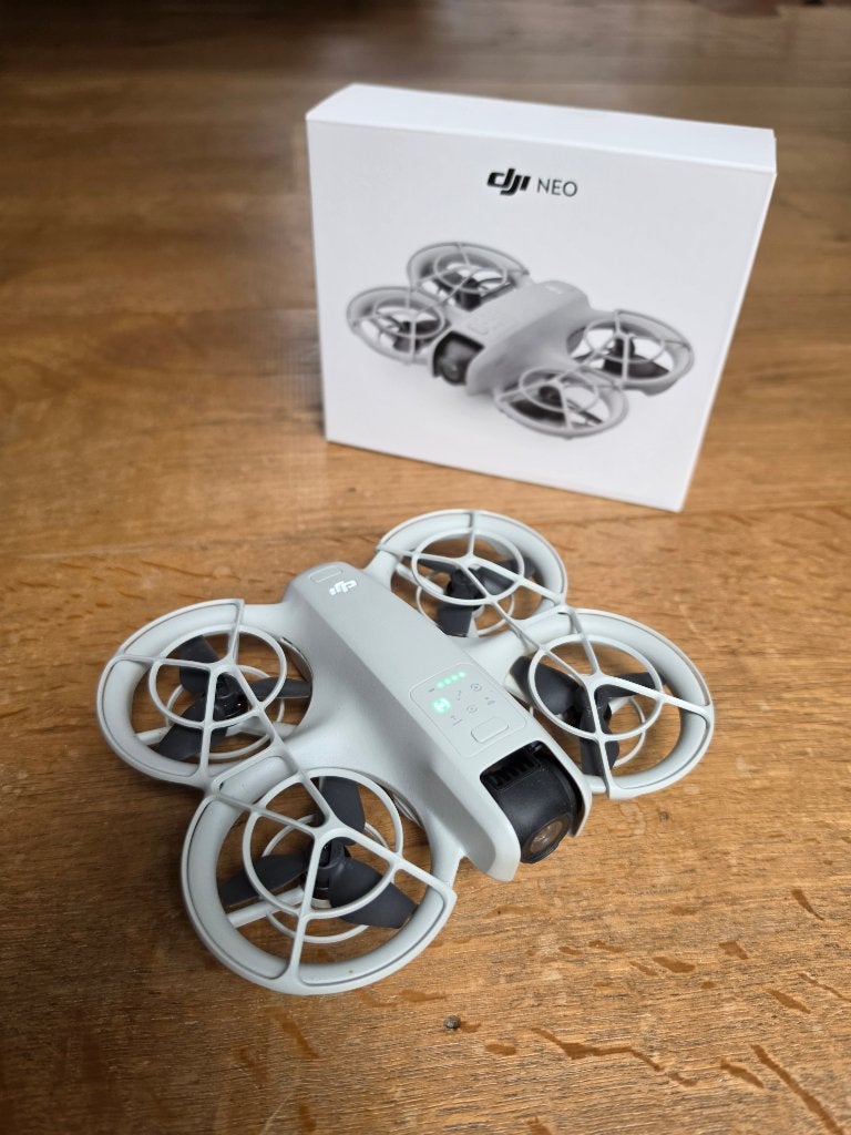DJI NEO Te koop, Audio, Tv en Foto, Drones, 30 tot 45 minuten, Cameradrone, Verzenden, Minder dan 100 meter