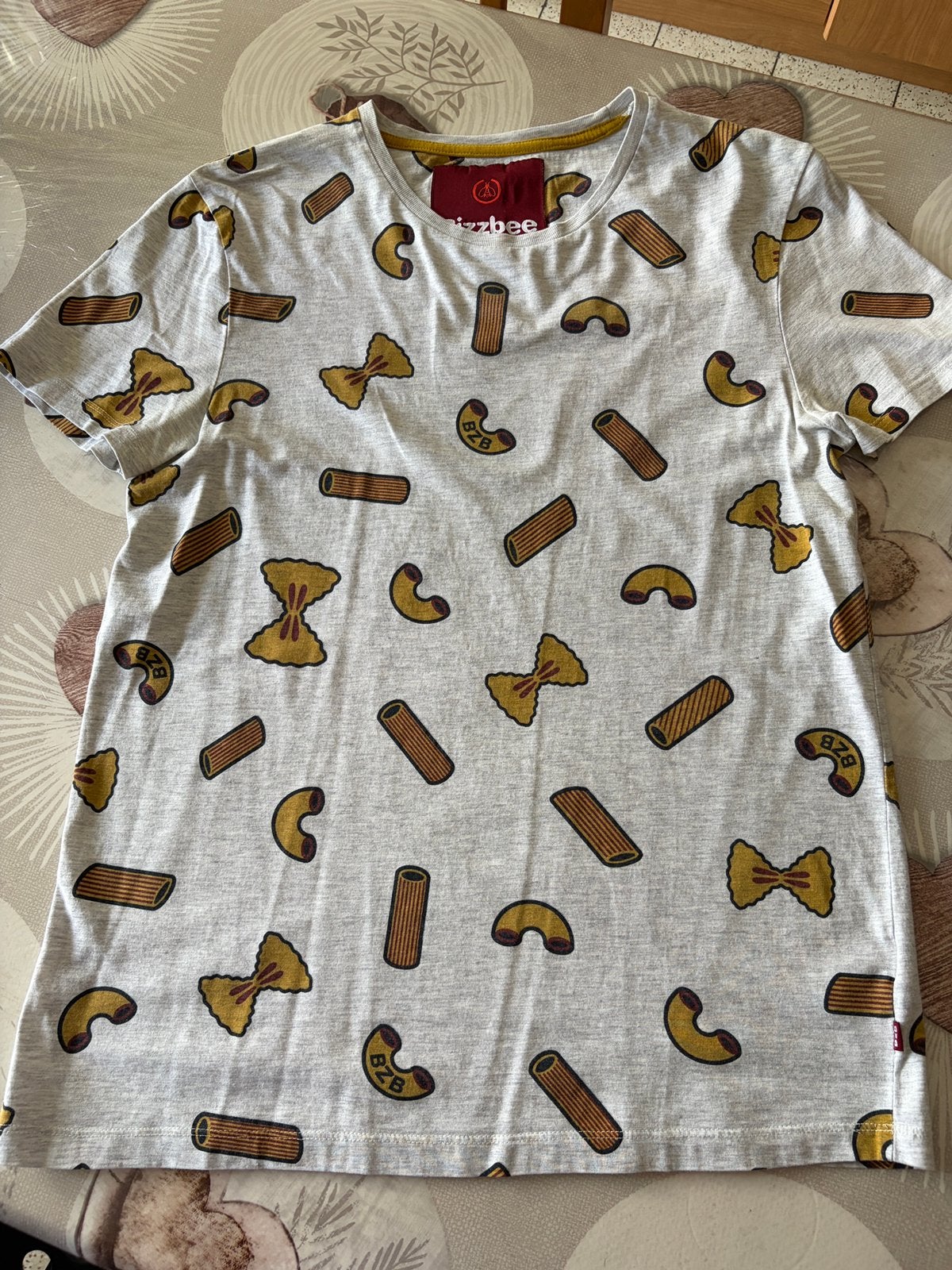 Bizzbee grijs t-shirt met pastaprint — Maat L —, Kleding | Dames, T-shirts, Ophalen of Verzenden, Zo goed als nieuw, Grijs