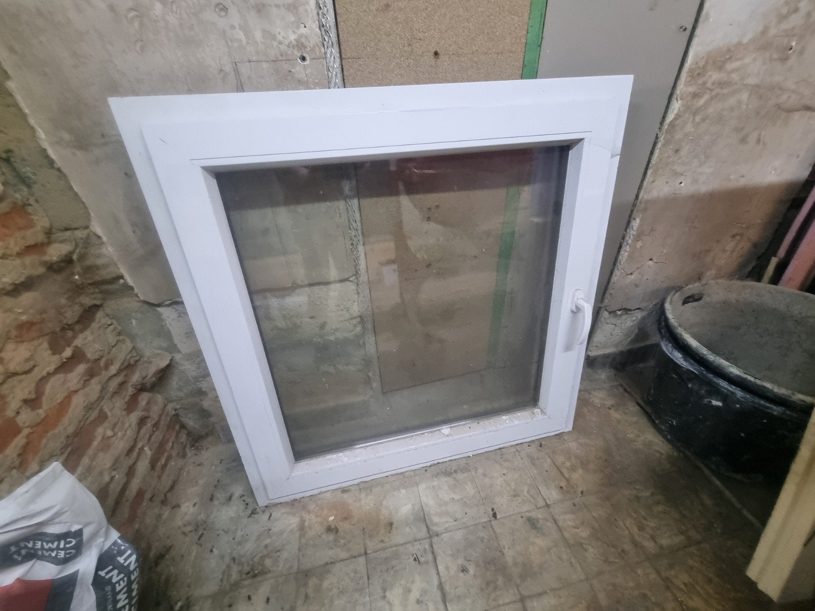 raam pvc. binnenkant wit,  buitenkant grijs. pvc, Ophalen