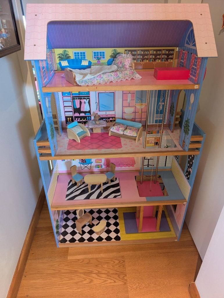 houten huis barbie met extra meubelen, Ophalen of Verzenden, Zo goed als nieuw, Poppenhuis