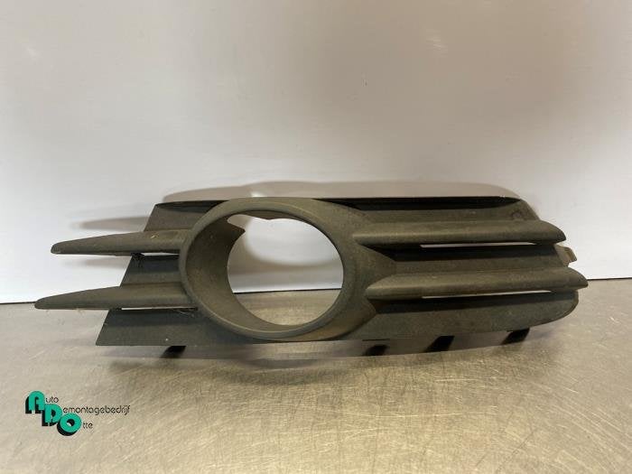 Pare-chocs grille d'un Volkswagen Scirocco (Scirocco 09-), Volkswagen, -, 3 mois de garantie, Utilisé