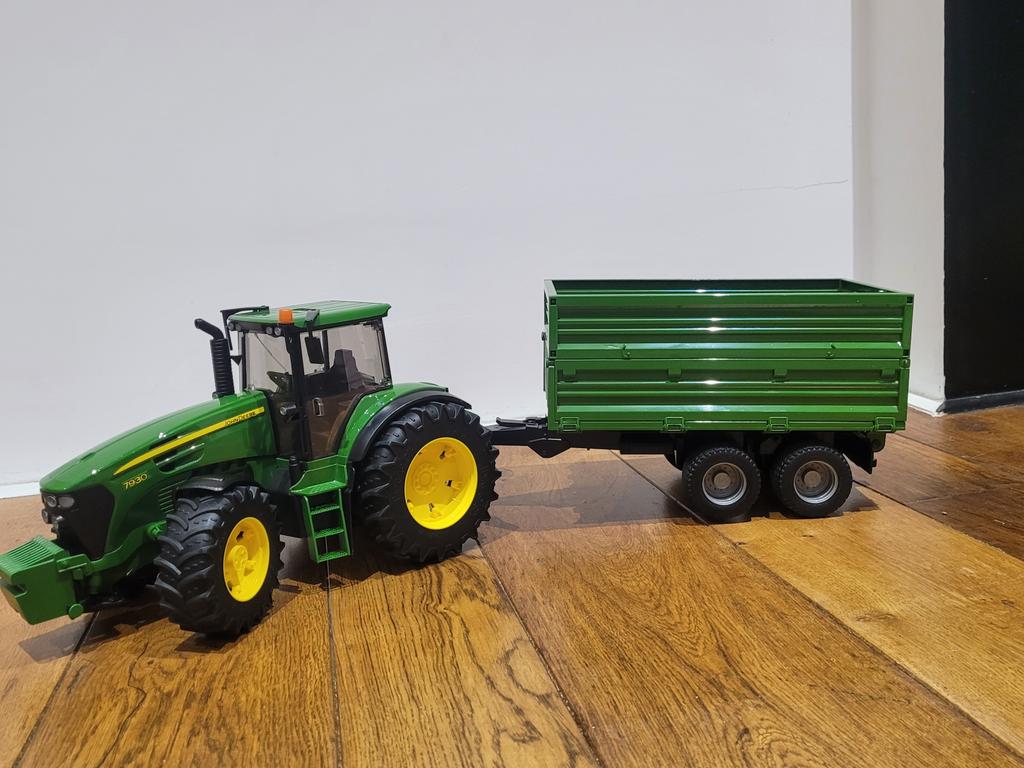 Tractor met aanhangwagen Bruder, Ophalen, Zo goed als nieuw