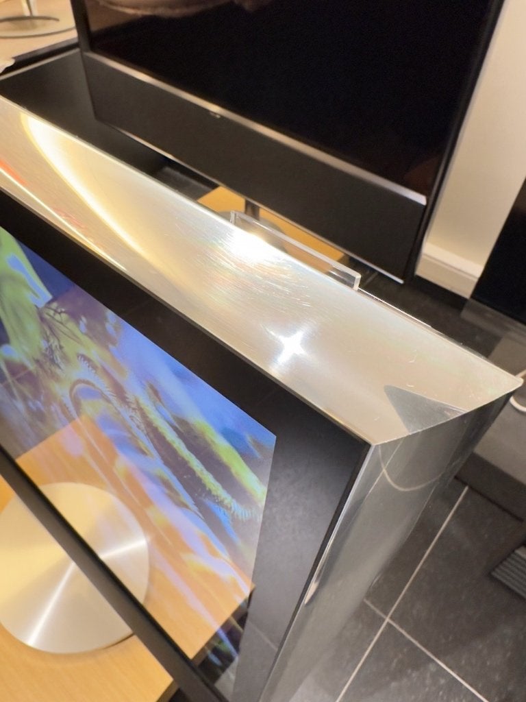 Bang & Olufsen Beovision 14-40 UHD 4K met motor stand - B&O, TV, Hi-fi & Vidéo, Info@bang-olufsen.dk, Comme neuf, Enlèvement, Bang & Olufsen Alle 1 / DK-7600 Struer / Denmark