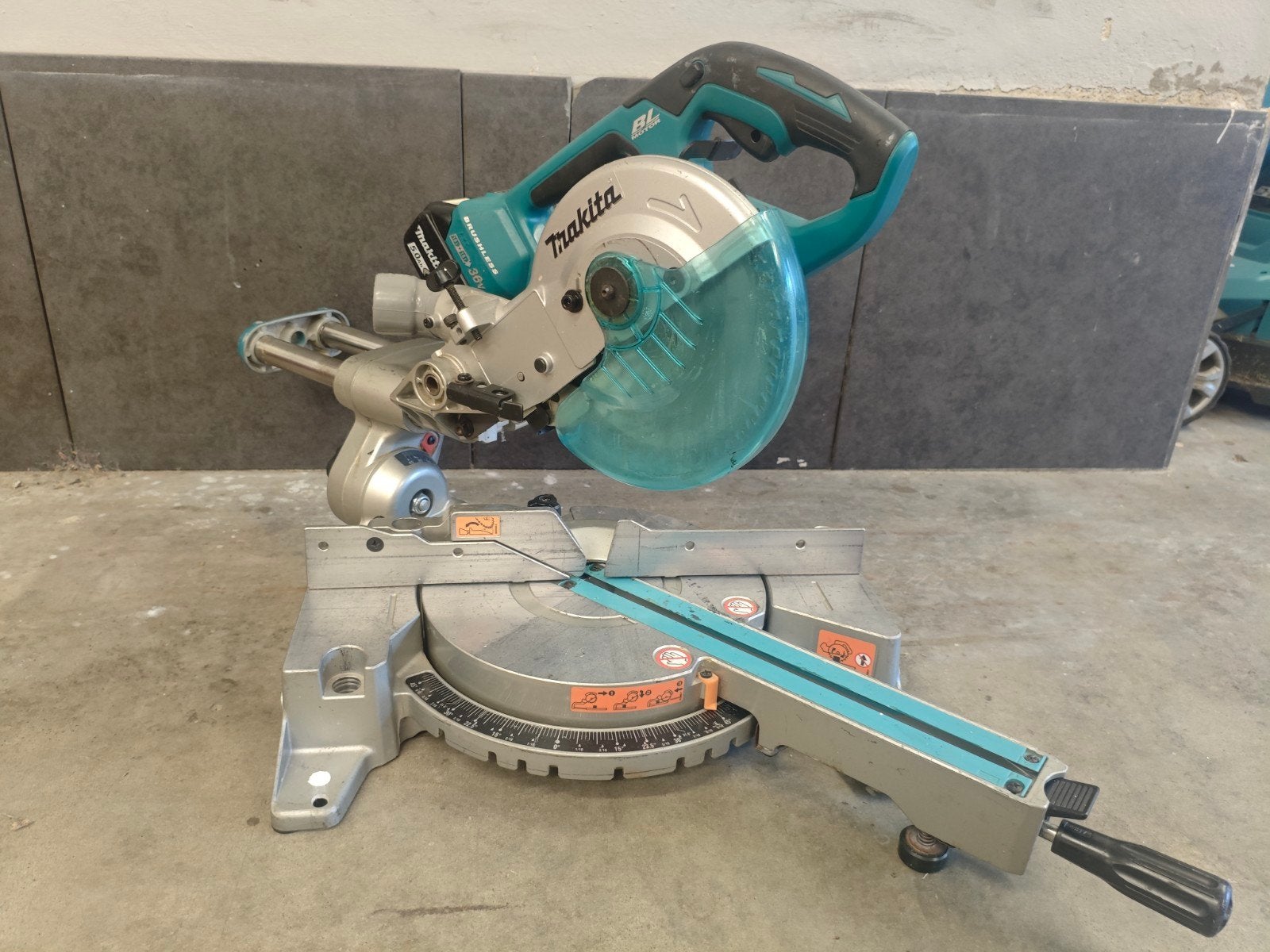 Makita DLS714, Doe-het-zelf en Bouw, Ophalen, Afkortzaag