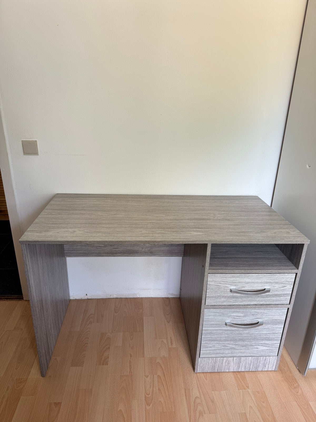 Bureau avec 2 tiroirs et étagère - Parfait état, Enlèvement, Avec tiroirs, Comme neuf, Gris