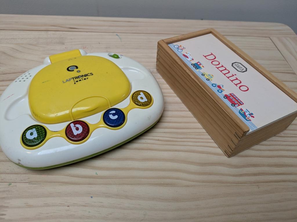 Kinderlaptop en domino spel voertuigen, Ophalen
