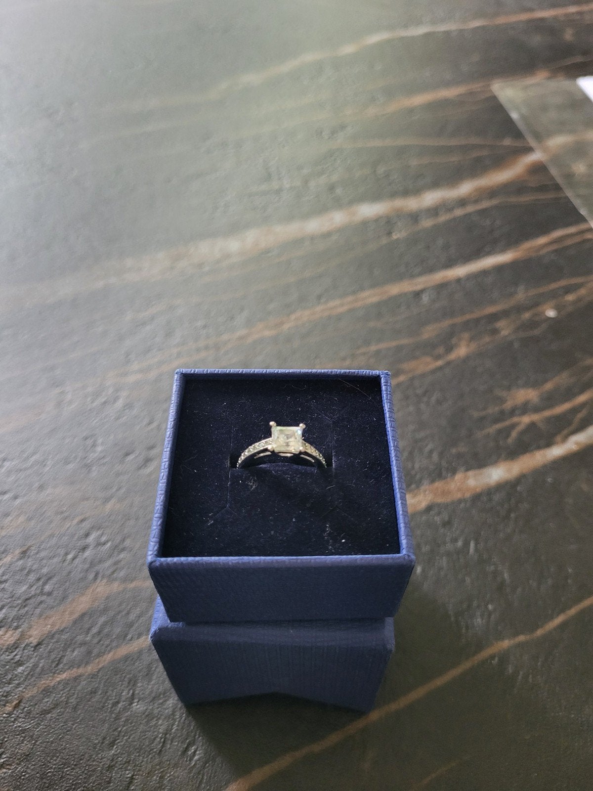 Swarovski ring, Ophalen