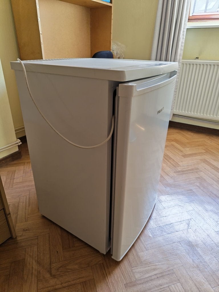 Kleine frigo te koop, Zonder vriesvak, Zo goed als nieuw, 45 tot 60 cm, Ophalen