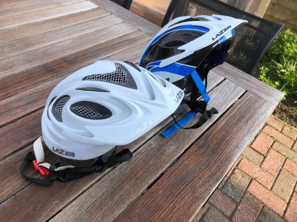 2 fietshelmen, Fietsen en Brommers, Ophalen, Zo goed als nieuw