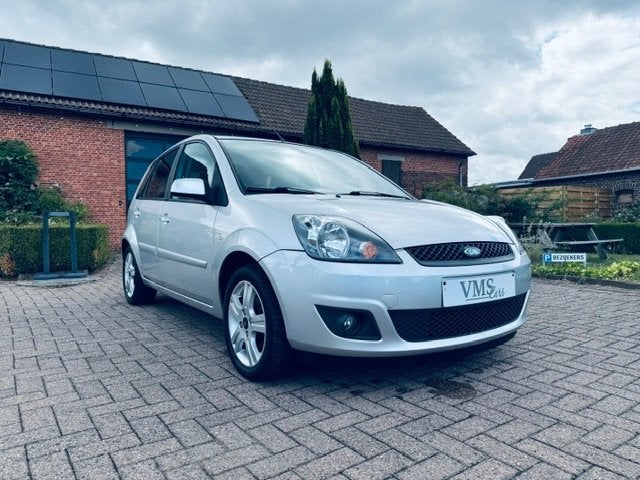 Ford Fiesta 1.4 Essence * Climatisation*Attelage de remorque, 144 g/km, Argent ou Gris, Entreprise, Garantie prolongée