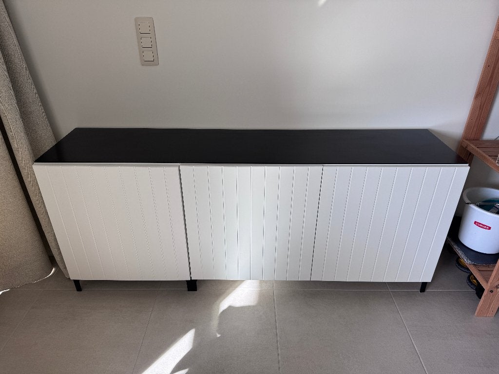 Dressoir BESTA - wit met zwarte accenten, Maison & Meubles, Avec porte(s), 25 à 50 cm, Autres essences de bois, 150 à 200 cm