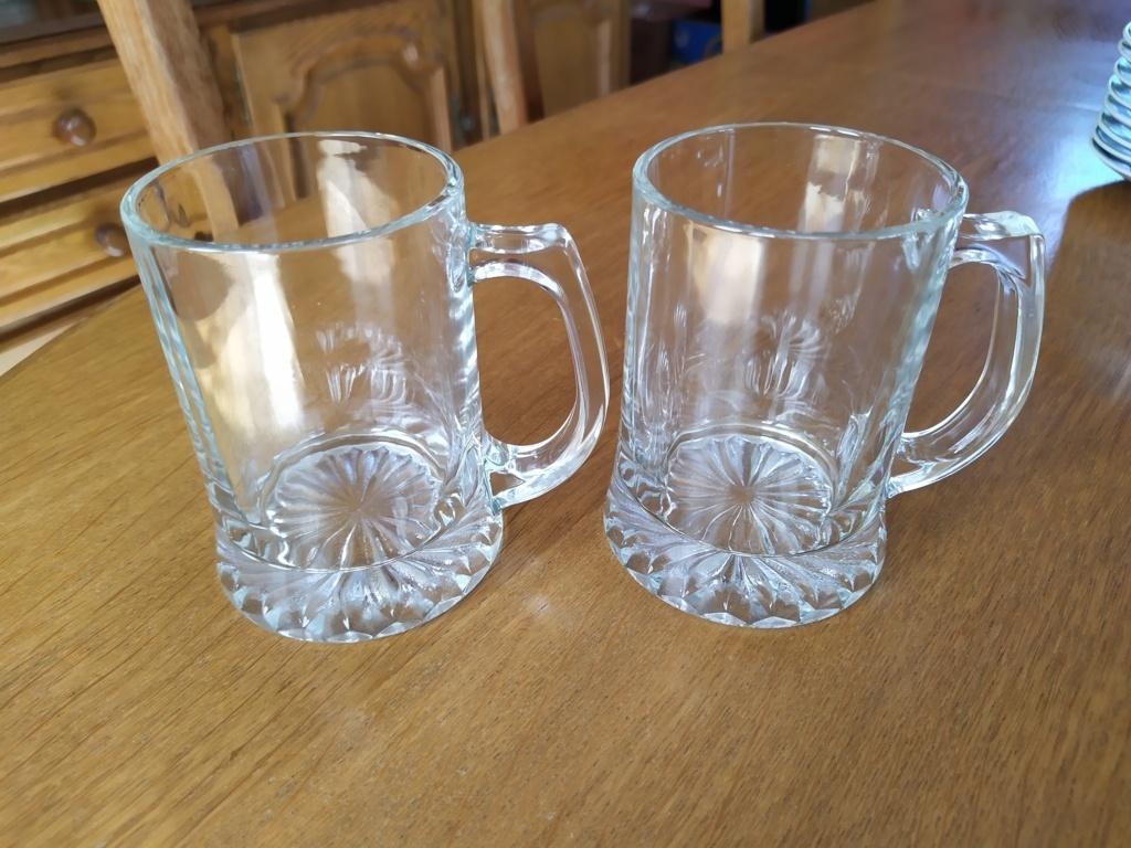 2 verres/chopes à bière - pied strié, Enlèvement
