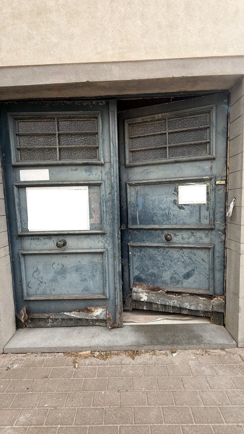 Oude industriële houten poort met Metaal laag 245 B x 260 H, Ophalen, Gebruikt, Buitendeur, Glas