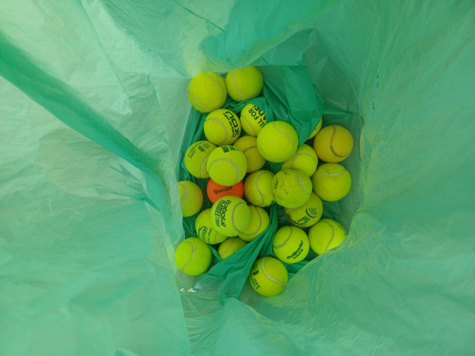 Zak tennis ballen, Contacten en Berichten