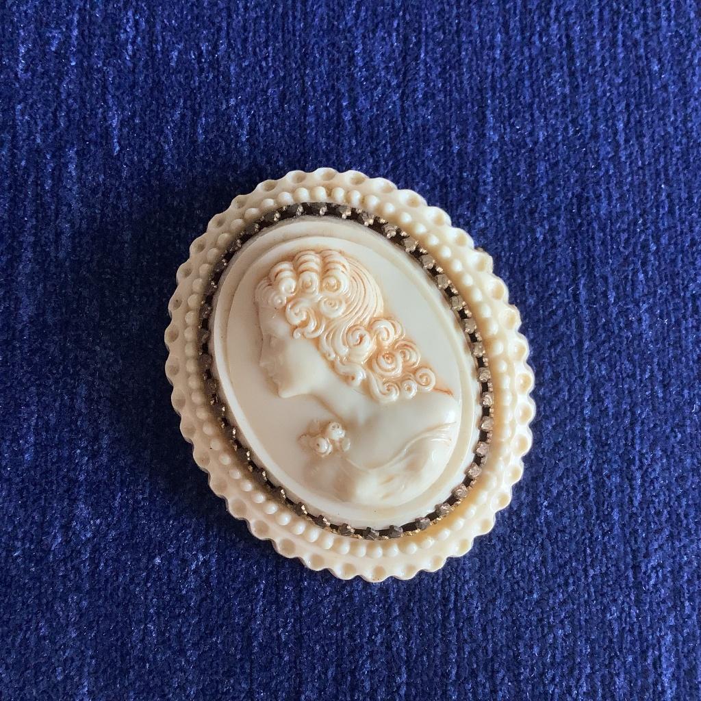 broche en celluloïd élégante dame Paris, Enlèvement ou Envoi, Autres couleurs, Comme neuf, 4 à 7 cm