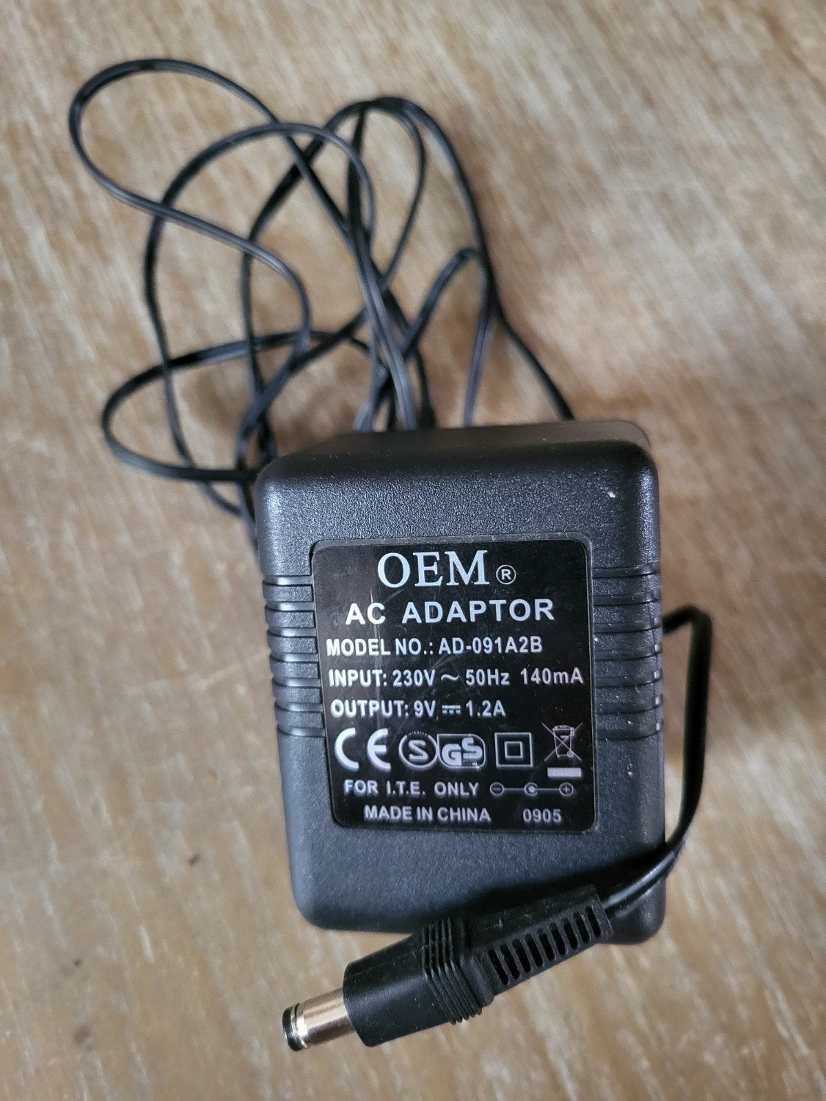 OEM adaptor - model AD-091A2B

Verzending mogelijk op kosten, Audio, Tv en Foto, Opladers, Ophalen of Verzenden