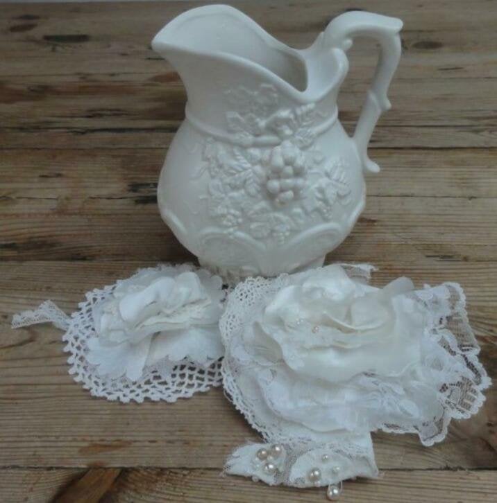 Ecru schenk kannetje met druiven reliëf en wijnbladeren, Ophalen of Verzenden