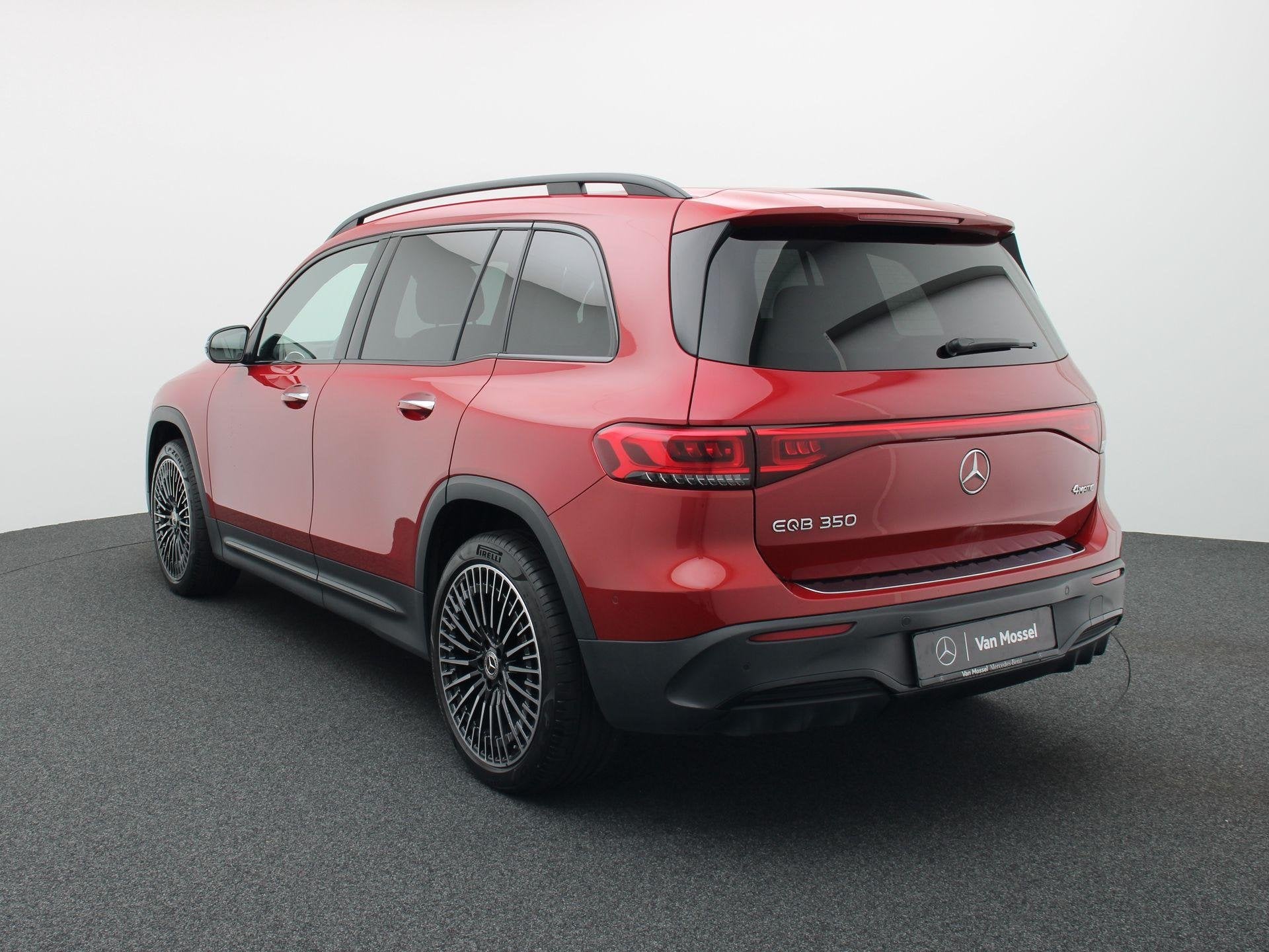 Mercedes-Benz EQB 350 4MATIC AMG Line + LEDER + PANO + BURME, Auto's, Mercedes-Benz, Automaat, Stof, LED verlichting, 750 kg