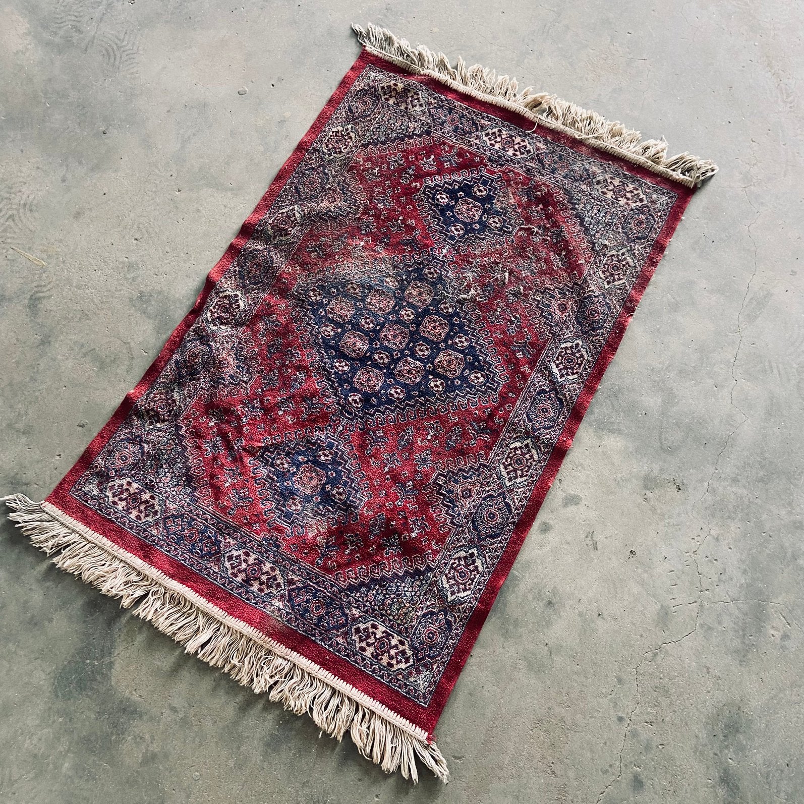 tapis persan, Enlèvement, Comme neuf