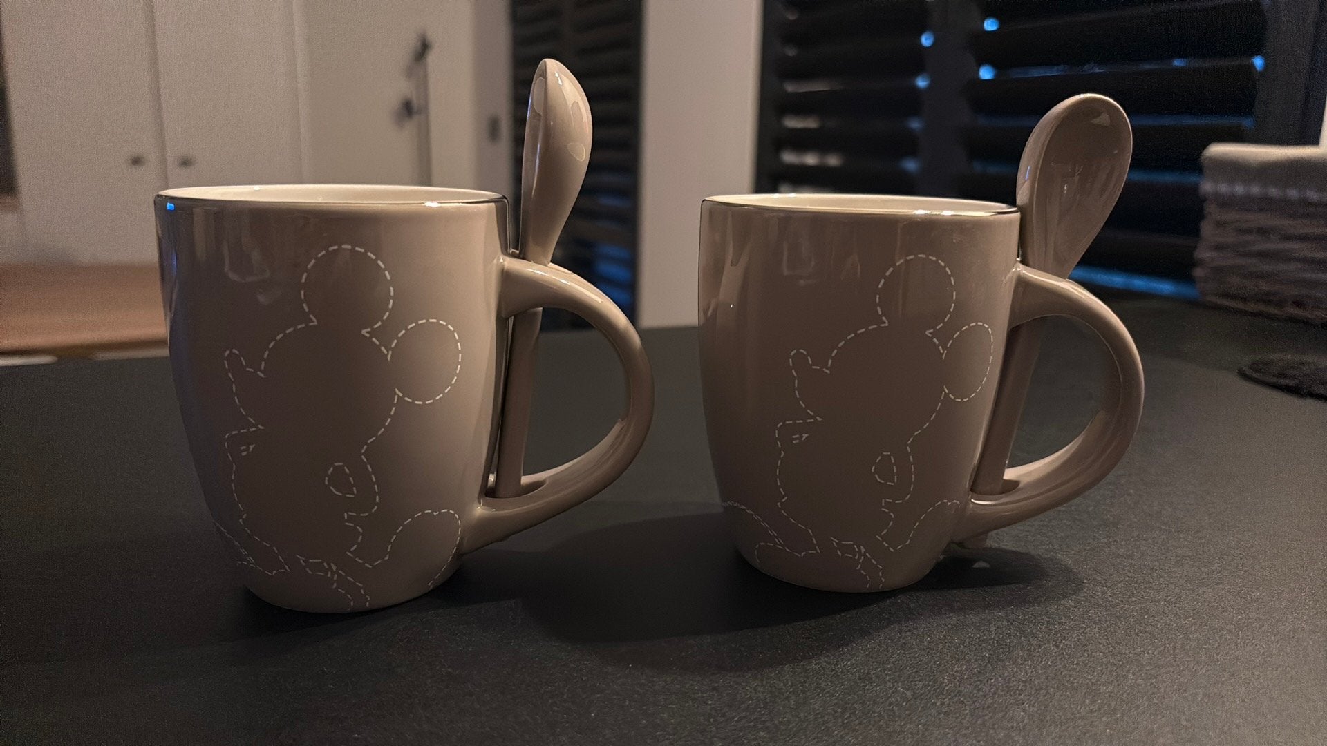 2 Mokka kleurige Disneyland Paris mokken /lepel, Ophalen, Nieuw, Porselein, Mok