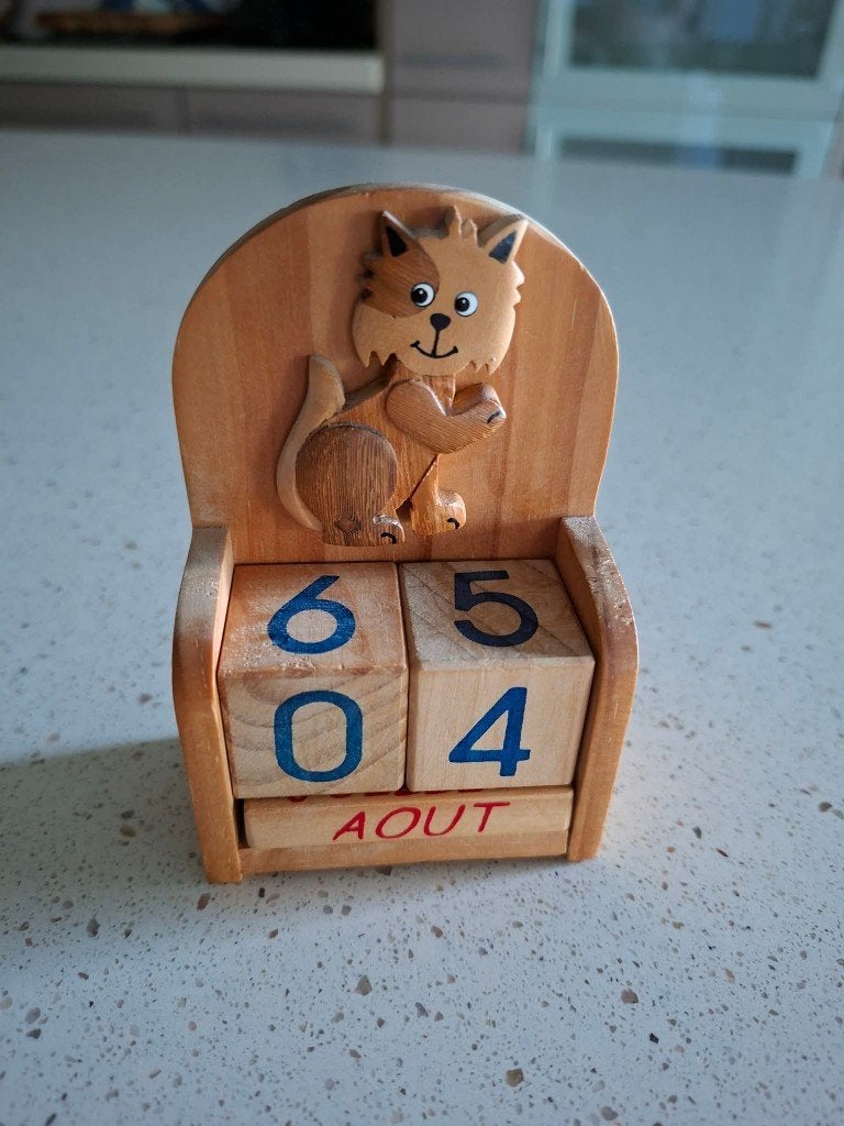 houten verstelbare kalender met afbeelding kat, Divers, Enlèvement ou Envoi, Calendrier quotidien, Utilisé