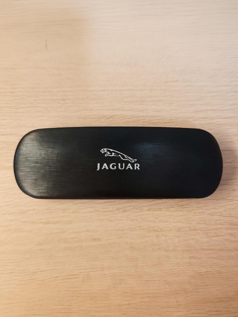 Boîte à lunettes vintage Jaguar, Enlèvement