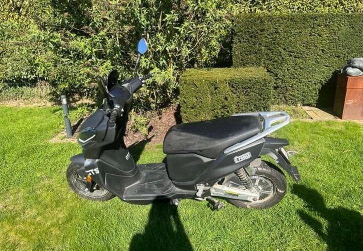 Elektrische brommer, Fietsen en Brommers, Ophalen, Elektrisch, Klasse B (45 km/u), Zo goed als nieuw