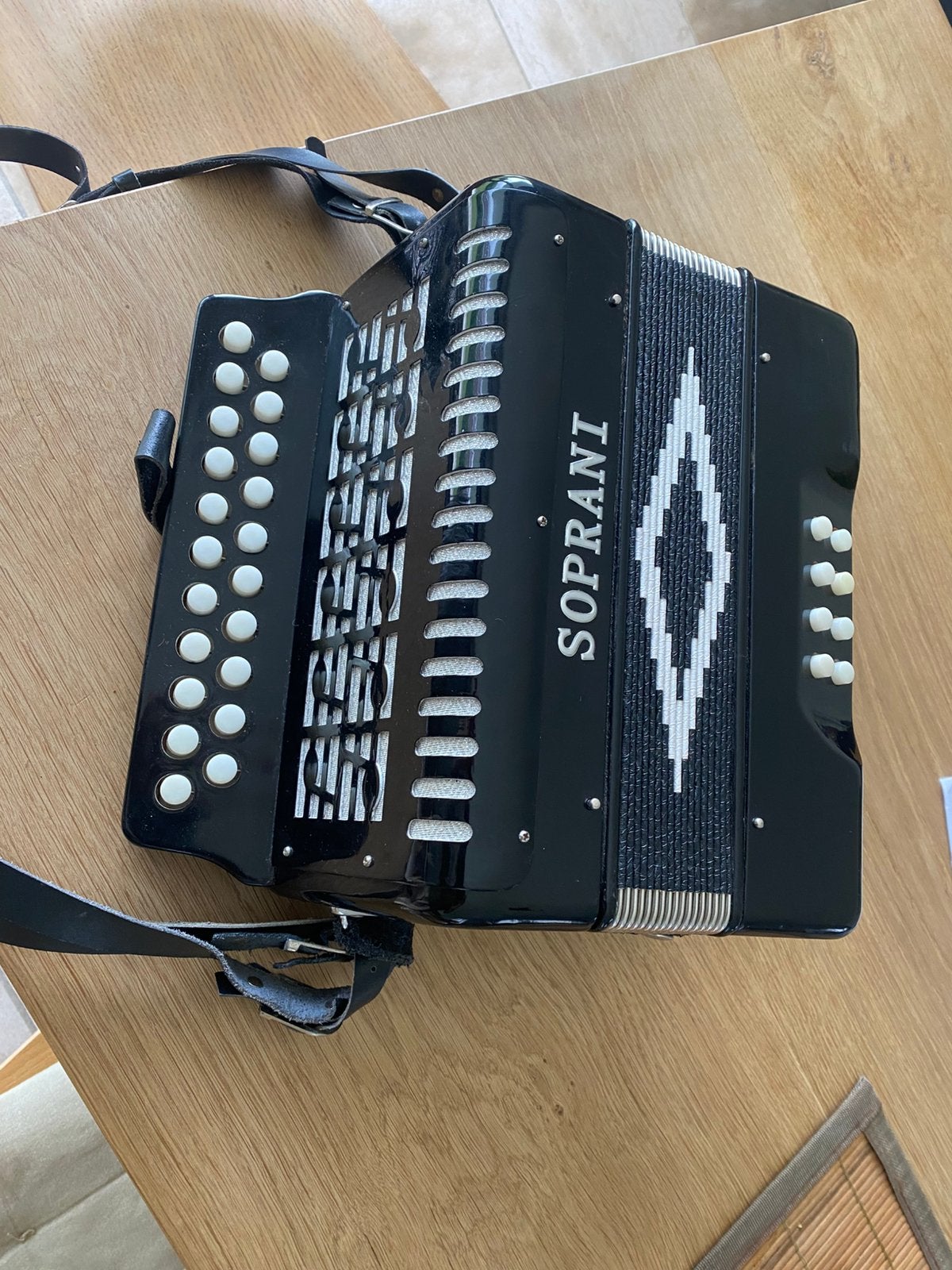 Soprani 21/8 accordeon, Muziek en Instrumenten, Ophalen, Zo goed als nieuw